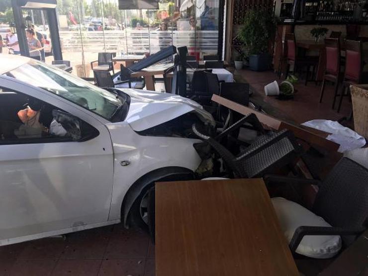 Otomobilin çarptığı şarkıcı Lara: Mucize eseri hayattayım