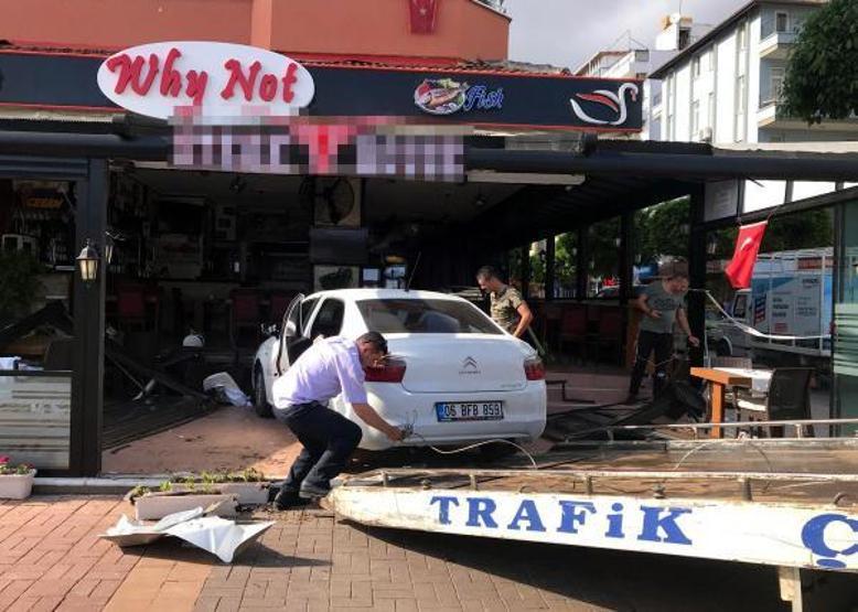 Otomobilin çarptığı şarkıcı Lara: Mucize eseri hayattayım