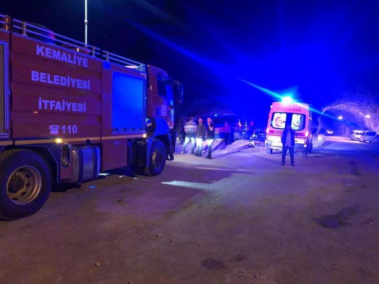 Son dakika haberi Minibüs Fırat Nehrine uçtu: 2 ölü, 4 yaralı