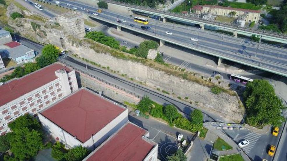 Son dakika... Tarihi surlarda çökme tehlikesi; Yol trafiğe kapatıldı