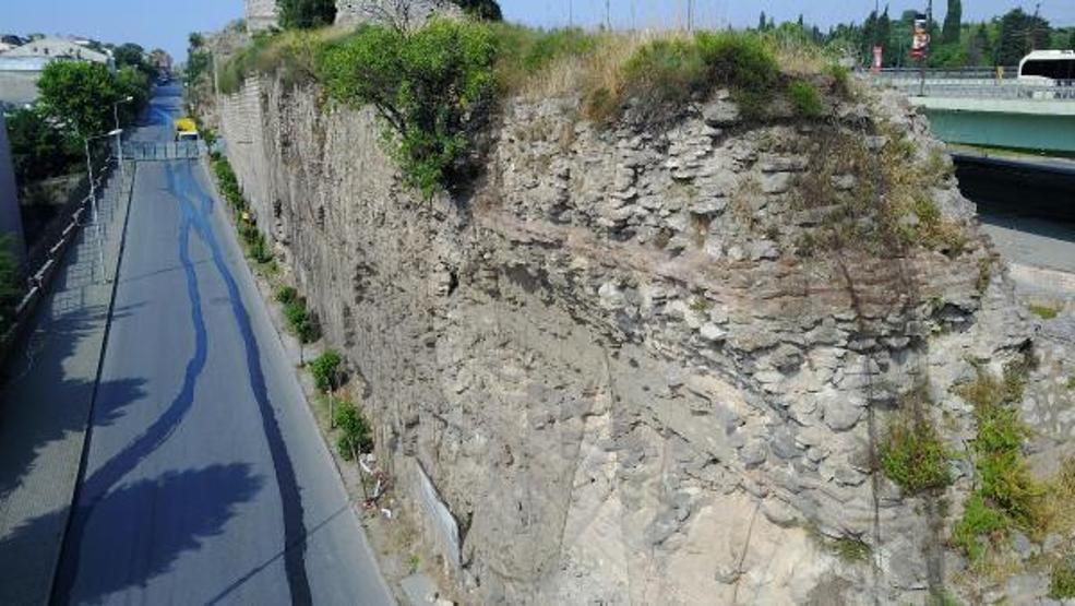 Son dakika... Tarihi surlarda çökme tehlikesi; Yol trafiğe kapatıldı