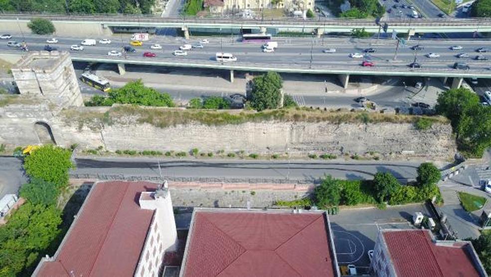 Son dakika... Tarihi surlarda çökme tehlikesi; Yol trafiğe kapatıldı