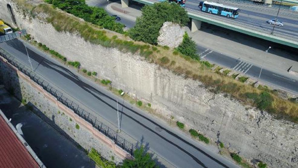 Son dakika... Tarihi surlarda çökme tehlikesi; Yol trafiğe kapatıldı