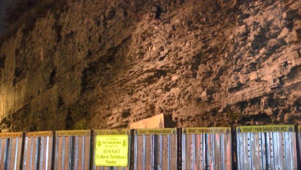 Son dakika... Tarihi surlarda çökme tehlikesi; Yol trafiğe kapatıldı