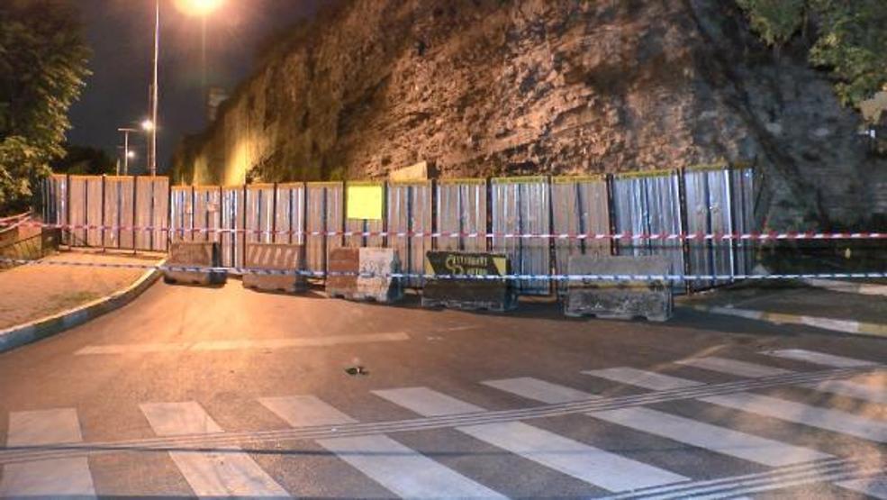 Son dakika... Tarihi surlarda çökme tehlikesi; Yol trafiğe kapatıldı