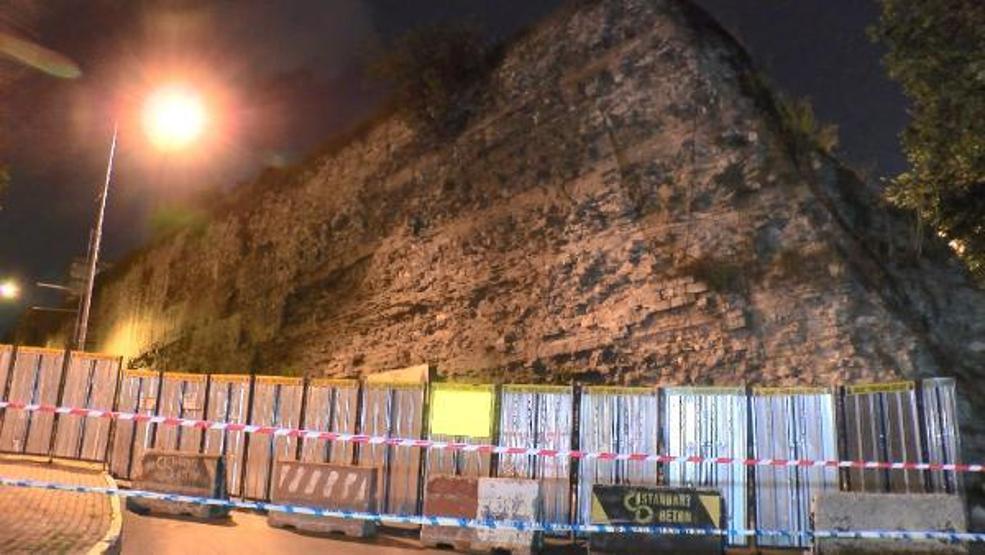 Son dakika... Tarihi surlarda çökme tehlikesi; Yol trafiğe kapatıldı