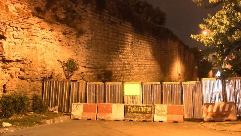 Son dakika... Tarihi surlarda çökme tehlikesi; Yol trafiğe kapatıldı