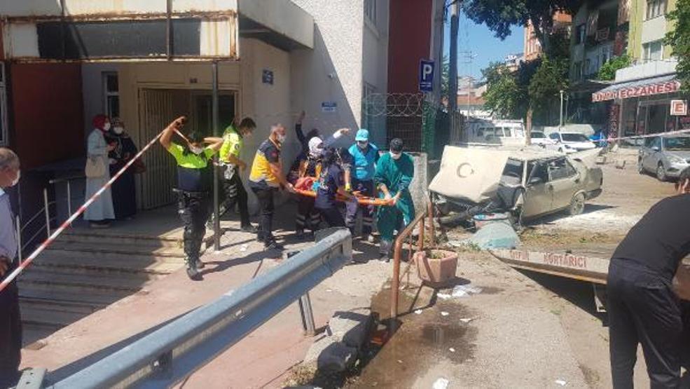Ölüm rampasında otomobil, istinat duvarından düştü: 5 yaralı