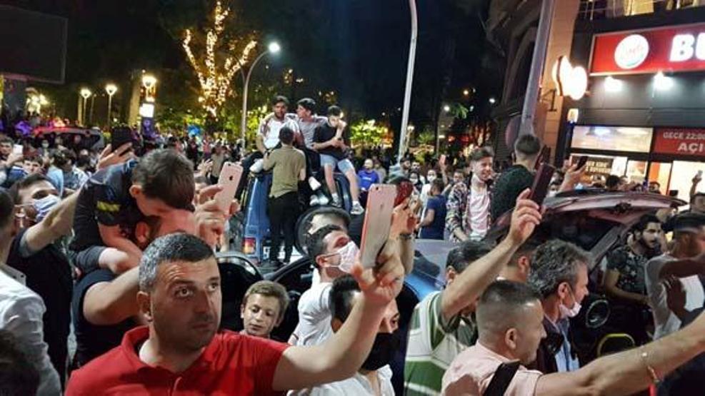 Trabzonda akılalmaz görüntüler Final bileti geldi, koronavirüs unutuldu