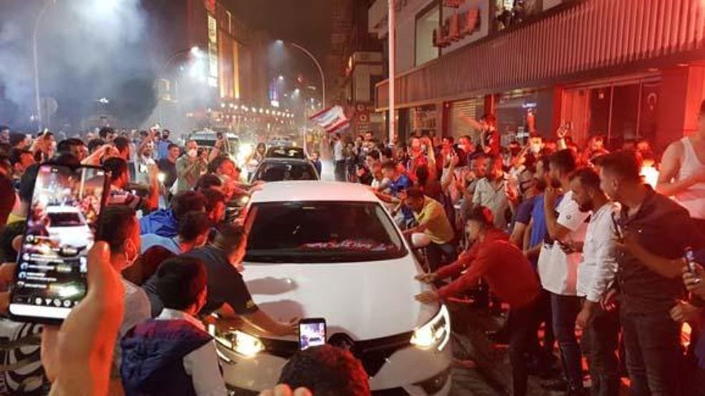 Trabzonda akılalmaz görüntüler Final bileti geldi, koronavirüs unutuldu