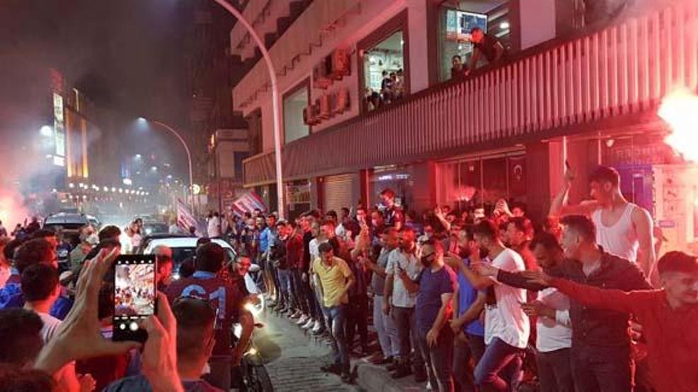 Trabzonda akılalmaz görüntüler Final bileti geldi, koronavirüs unutuldu