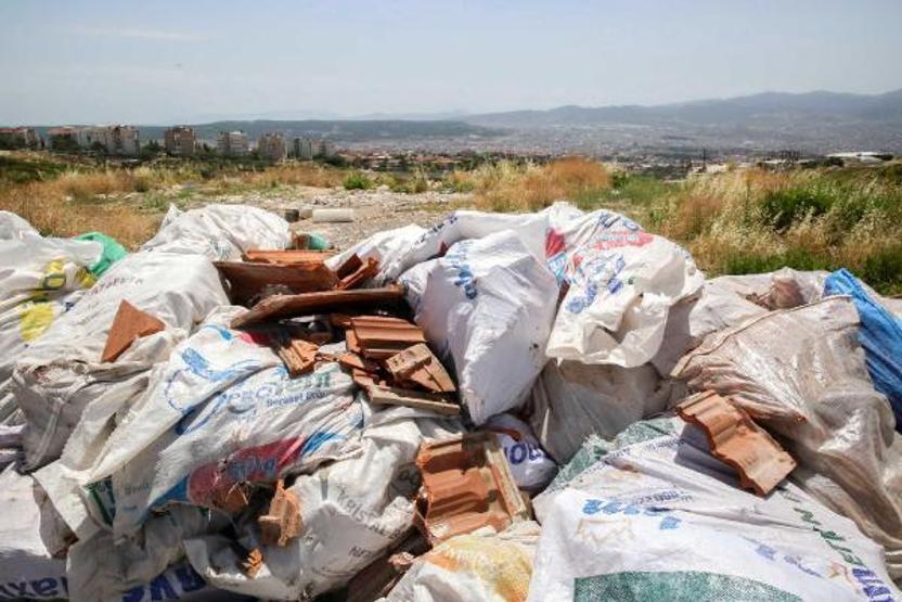 Bariyerleri kırıp doğaya 50 ton moloz döktüler