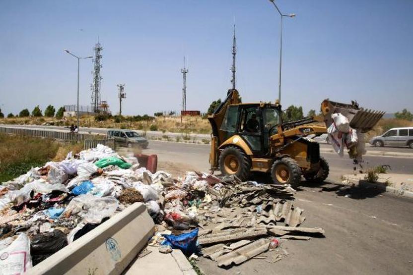 Bariyerleri kırıp doğaya 50 ton moloz döktüler