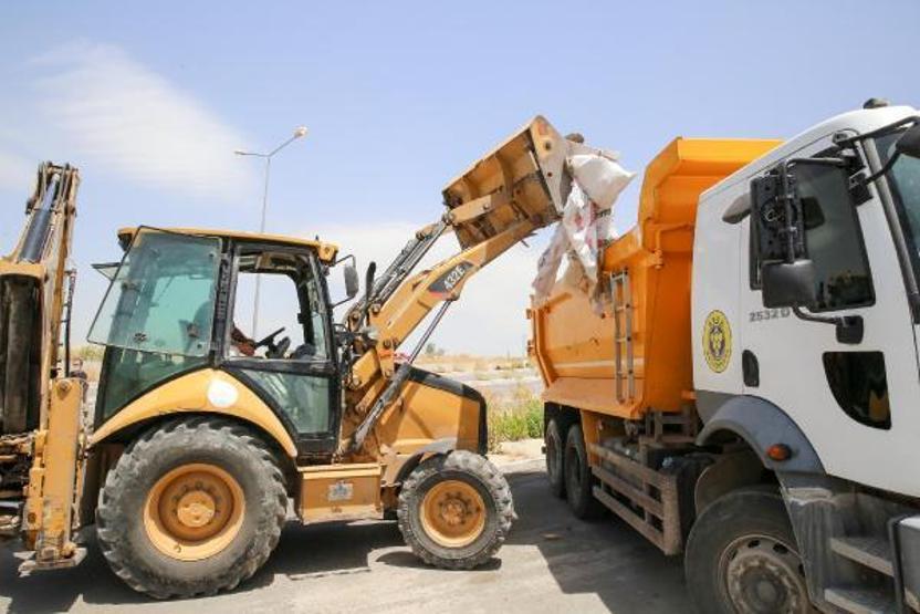Bariyerleri kırıp doğaya 50 ton moloz döktüler