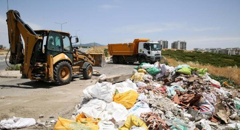 Bariyerleri kırıp doğaya 50 ton moloz döktüler