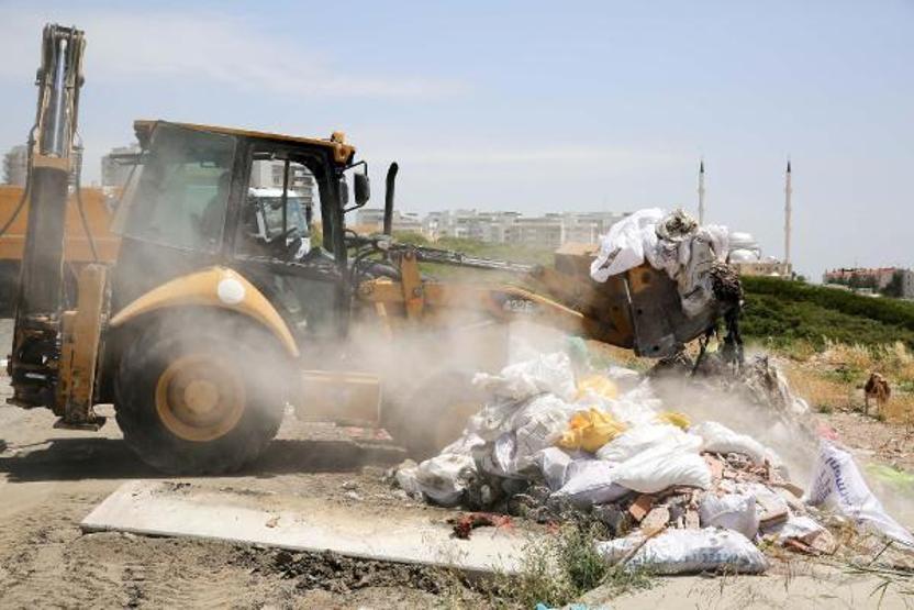 Bariyerleri kırıp doğaya 50 ton moloz döktüler