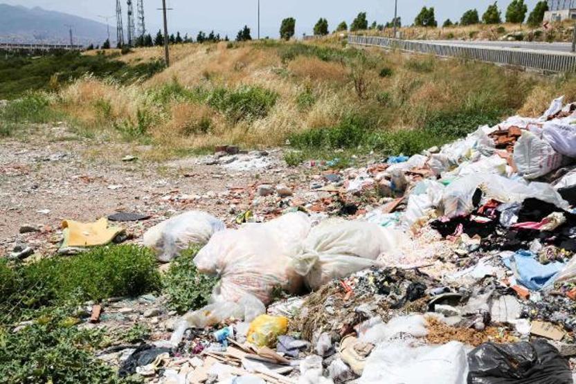 Bariyerleri kırıp doğaya 50 ton moloz döktüler