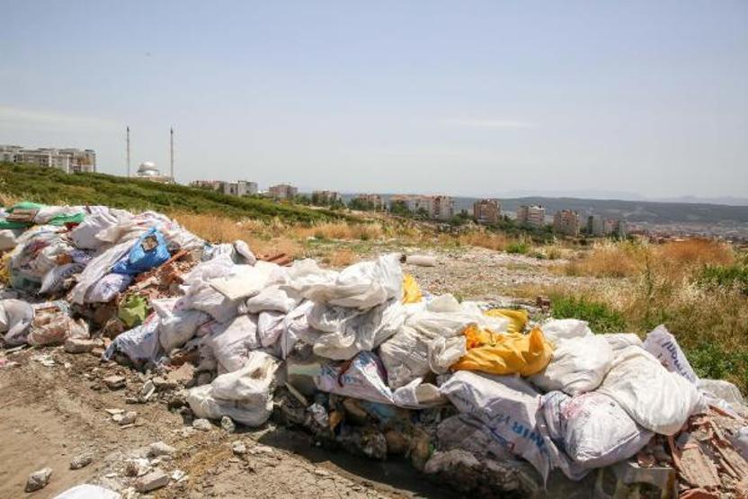 Bariyerleri kırıp doğaya 50 ton moloz döktüler