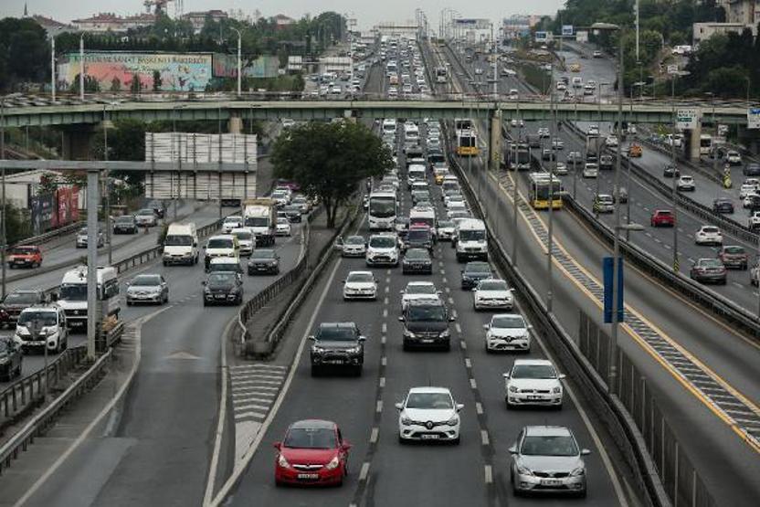 Haftanın son iş gününde İstanbul trafiğinde yoğunluk