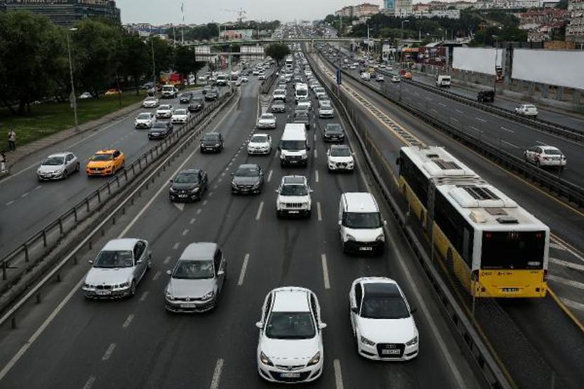 Haftanın son iş gününde İstanbul trafiğinde yoğunluk