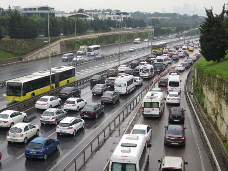 Haftanın son iş gününde İstanbul trafiğinde yoğunluk