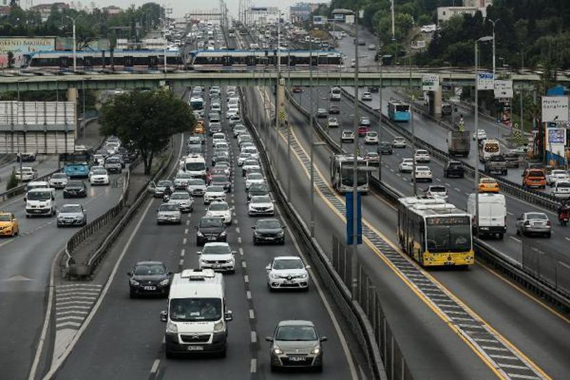 Haftanın son iş gününde İstanbul trafiğinde yoğunluk