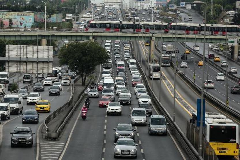Haftanın son iş gününde İstanbul trafiğinde yoğunluk