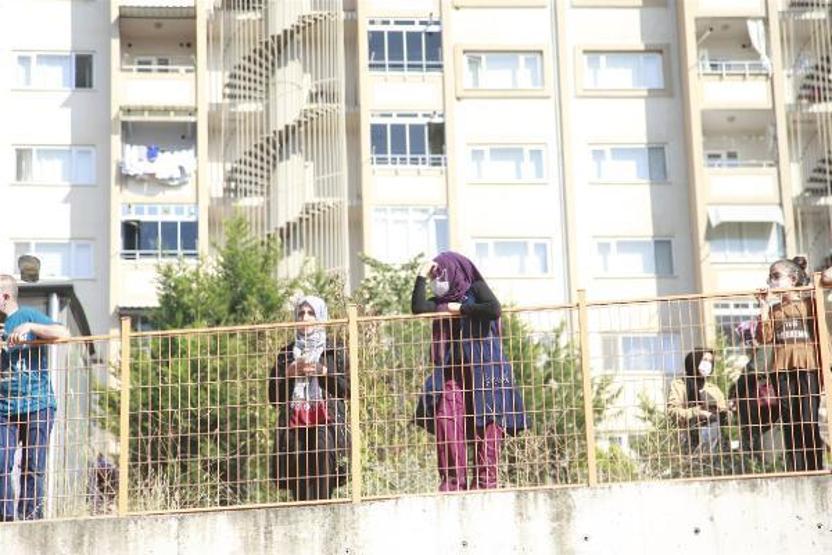 Öğrenciler sınıfta, aileleri bahçede ter döktü