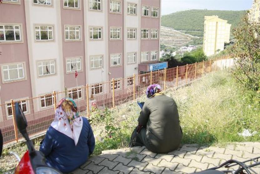 Öğrenciler sınıfta, aileleri bahçede ter döktü