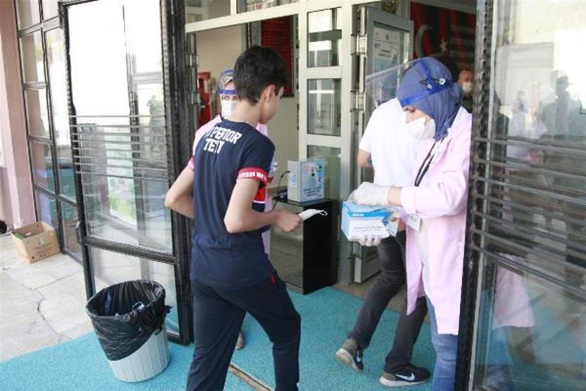 Öğrenciler sınıfta, aileleri bahçede ter döktü