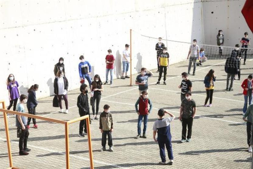 Öğrenciler sınıfta, aileleri bahçede ter döktü