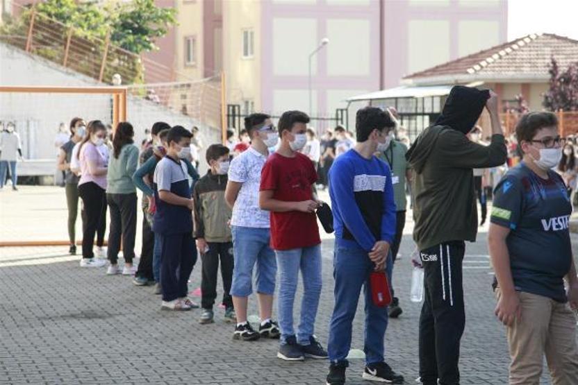 Öğrenciler sınıfta, aileleri bahçede ter döktü