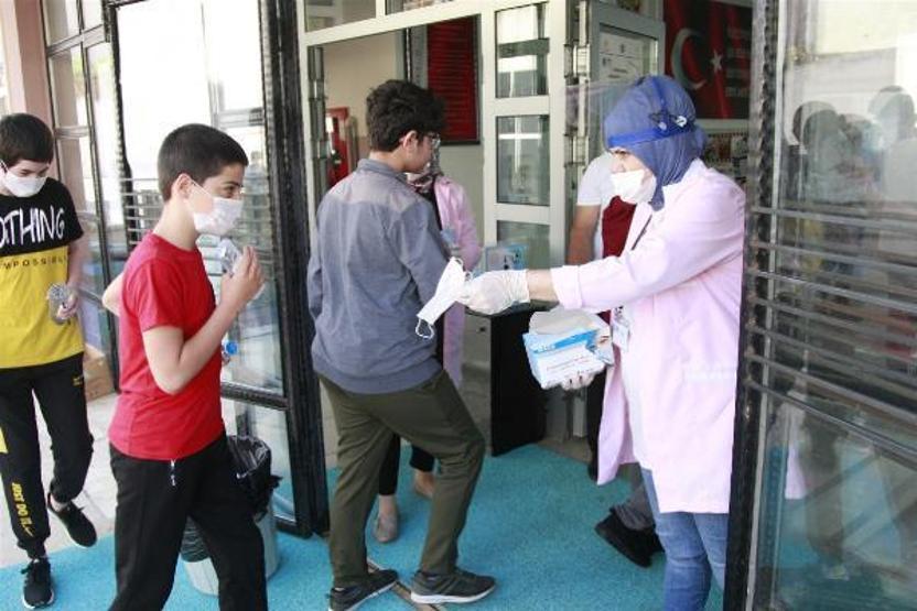 Öğrenciler sınıfta, aileleri bahçede ter döktü