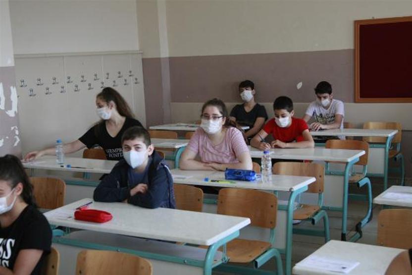 Öğrenciler sınıfta, aileleri bahçede ter döktü