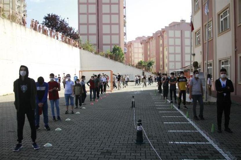 Öğrenciler sınıfta, aileleri bahçede ter döktü