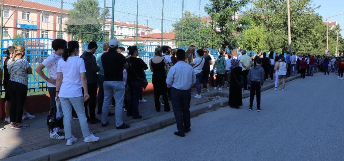 Öğrenciler sınıfta, aileleri bahçede ter döktü