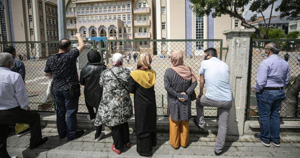 Öğrenciler sınıfta, aileleri bahçede ter döktü