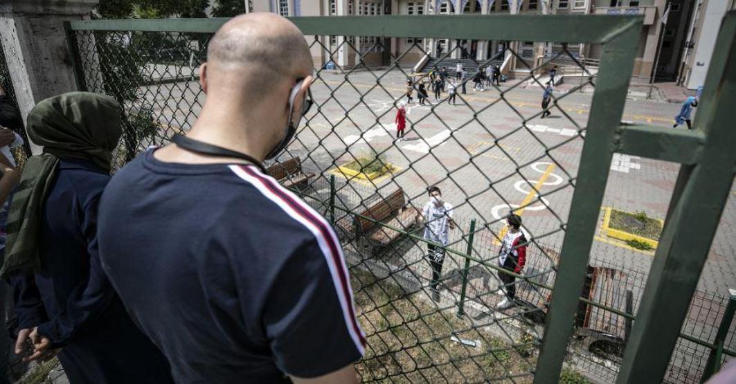 Öğrenciler sınıfta, aileleri bahçede ter döktü
