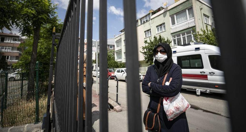 Öğrenciler sınıfta, aileleri bahçede ter döktü