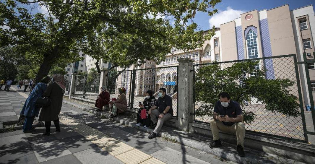 Öğrenciler sınıfta, aileleri bahçede ter döktü
