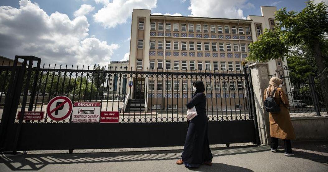 Öğrenciler sınıfta, aileleri bahçede ter döktü