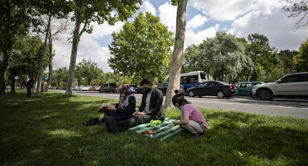 Öğrenciler sınıfta, aileleri bahçede ter döktü
