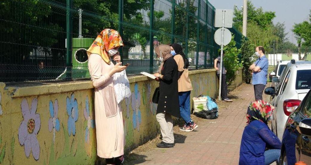 Öğrenciler sınıfta, aileleri bahçede ter döktü