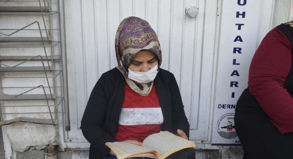 Öğrenciler sınıfta, aileleri bahçede ter döktü