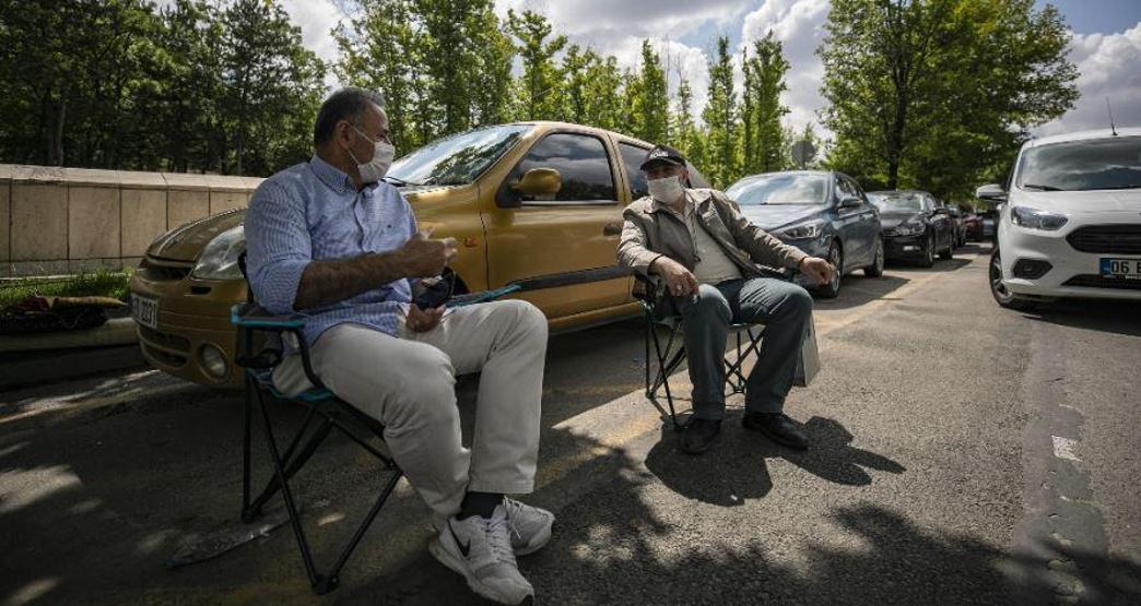 Öğrenciler sınıfta, aileleri bahçede ter döktü
