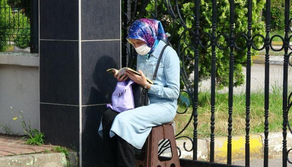 Öğrenciler sınıfta, aileleri bahçede ter döktü