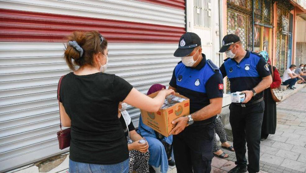 Öğrenciler sınıfta, aileleri bahçede ter döktü