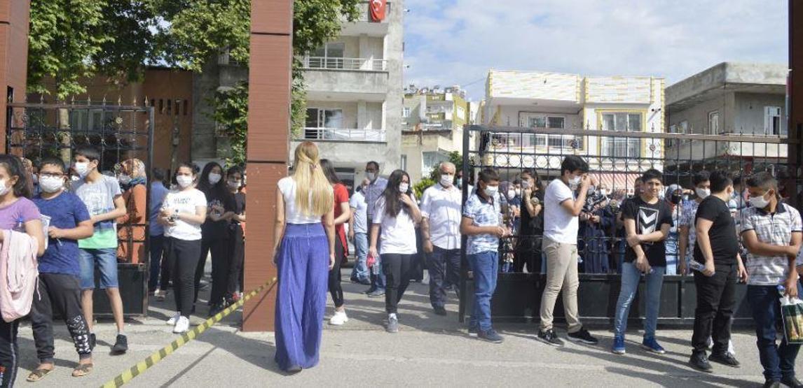 Öğrenciler sınıfta, aileleri bahçede ter döktü