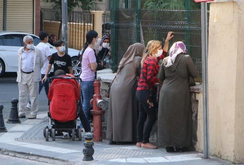 Öğrenciler sınıfta, aileleri bahçede ter döktü