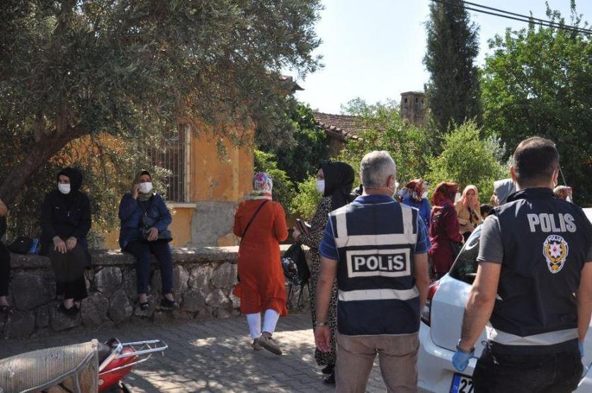 Öğrenciler sınıfta, aileleri bahçede ter döktü